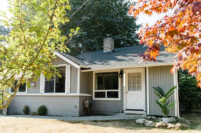 Kirkland Charming Wooden House, Walk to Urban Beach Park